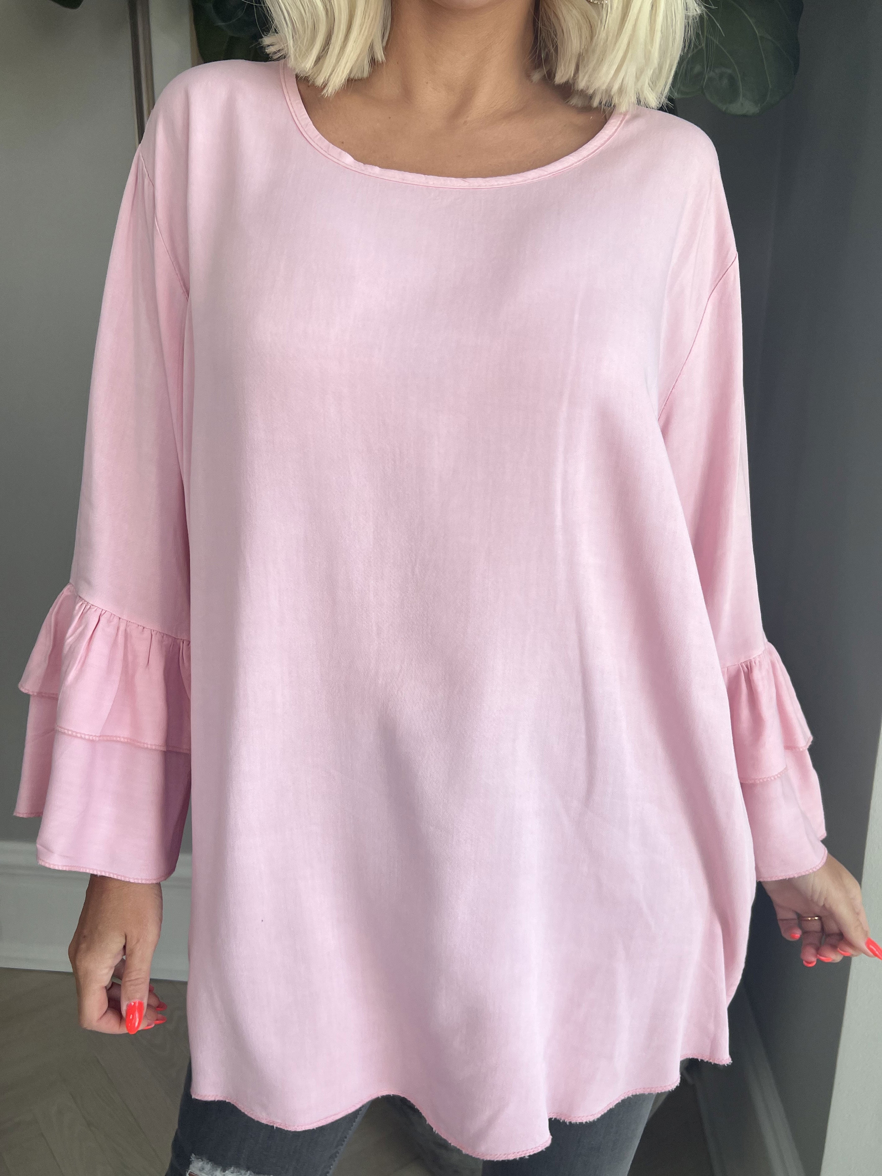 Kayla - Sød bluse i viskose med flæser på ærmerne